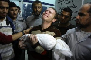 Palästinenser trauern um Kinder, die bei den Bombenangriffen ermordet wurden
