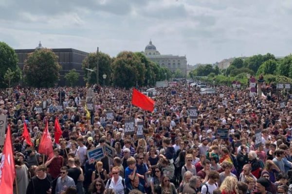 Österreich: Massenkundgebung gegen Strache und die Regierung!