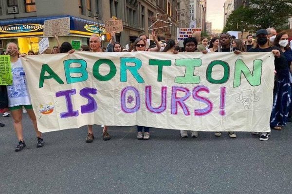 Proteste gegen Abtreibungsverbote in den USA: Interview mit einer Aktivistin vor Ort